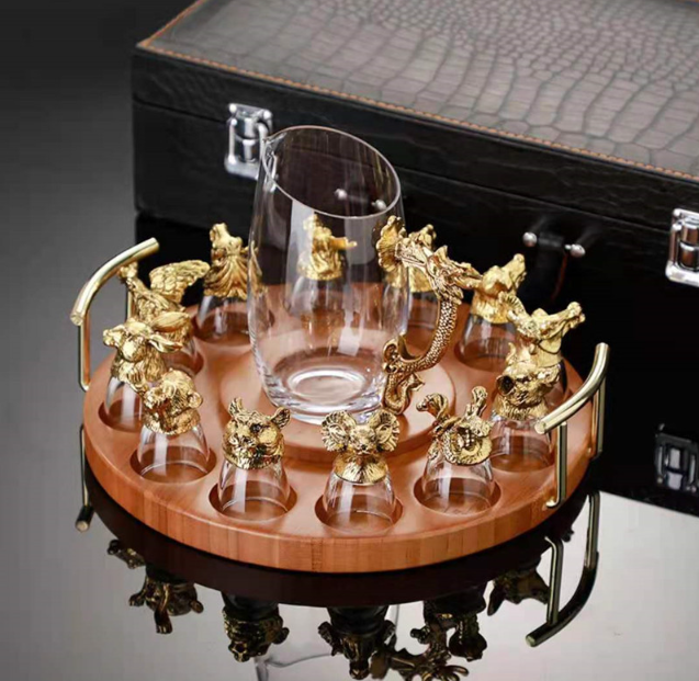 Набор рюмок Китайский гороскоп 30 мл х 12 шт Графин 300 мл в Кейсе Круглый бамбуковый Разнос Старое золото Кременчуг - изображение 1