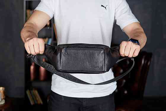 Стильна шкіряна сумка-бананка для телефону чорна Київ