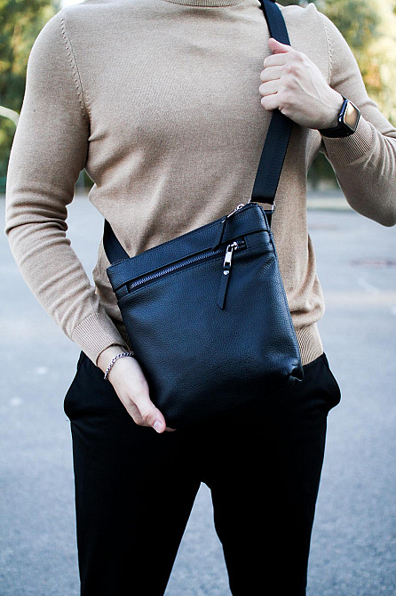 Сумка-мессенджер із натуральної зернистої шкіри, чоловіча сумка через плече (Чорна) Суми - фото 1