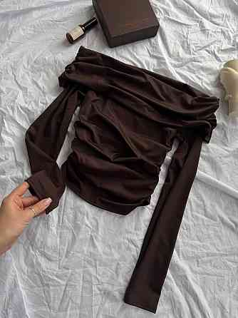 Жіночий лонгслів із відкритими плечима та витонченим драпіруванням уздовж плечей і боків турецький мікродайвінг Шоколад Одеса