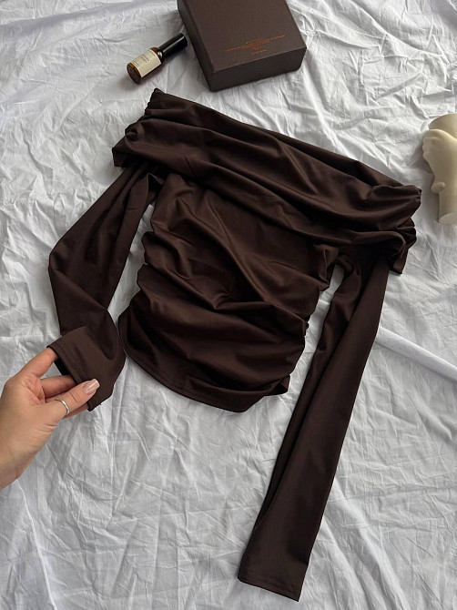 Женский лонгслив с открытыми плечами и изящной драпировкой вдоль плеч и боков турецкий микродайвинг Шоколад Одесса - изображение 6