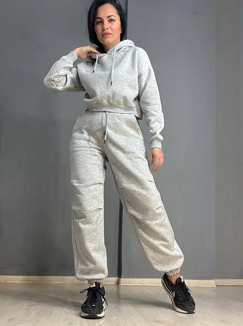 Костюм женский Quzen 478-480 короткое худи с капюшоном и брюки джоггеры на резинке флис серый, серый Одесса - изображение 1