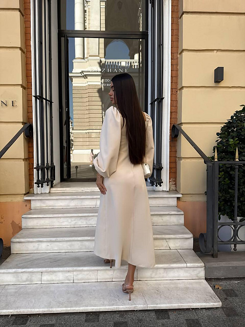 Женское праздничное, сдержанное макси платье с разрезом костюмка Одесса - изображение 7