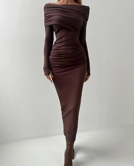 Женское силуэтное платье трансформер с открытыми плечами трикотаж Шоколад Одесса - изображение 7