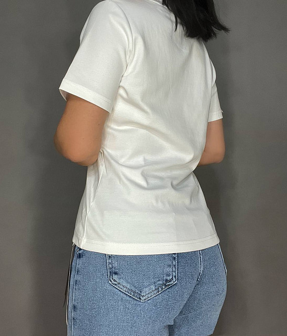 Футболка жіноча A-N 26001 базова однотонна з невеликою вишивкою ведмедик попереду середня довжина one size, білий, one size Київ - фото 14