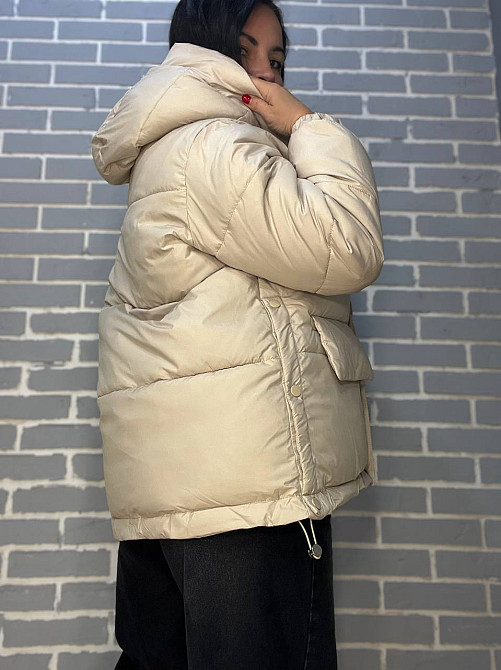 Куртка жіноча Lady Yep 9013 пуффер подовжена накладені кишені з капюшоном бежева, бежевий, 46 Київ - фото 7