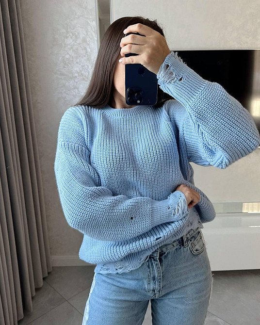 Женский уютный оверсайз свитер с рваным эффектом машинная вязка Голубой Одесса - изображение 1