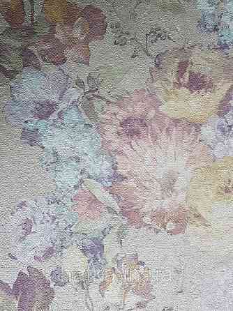 Шпалери вінілові на флізелін GranDeco Dorina метрові квіти великі кремові бузкові на сіро бежевому срібло Київ