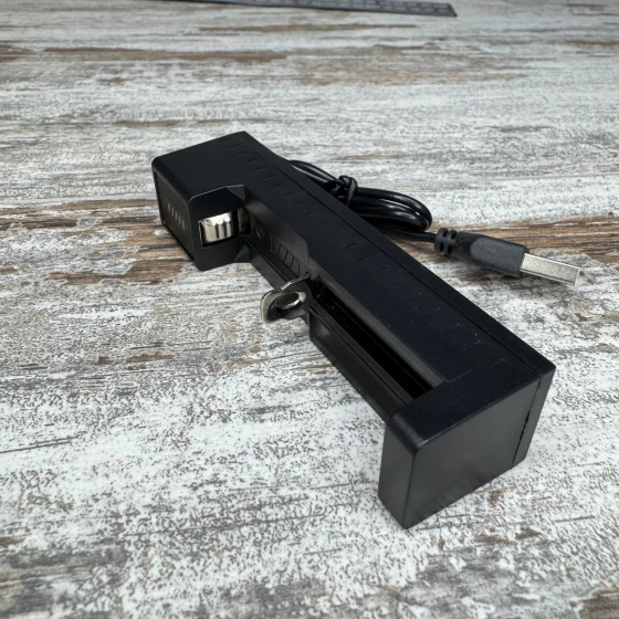Зарядное устройство USB черное для аккумуляторов 18650, CR123A и других литий-ионных элементов питания Киев