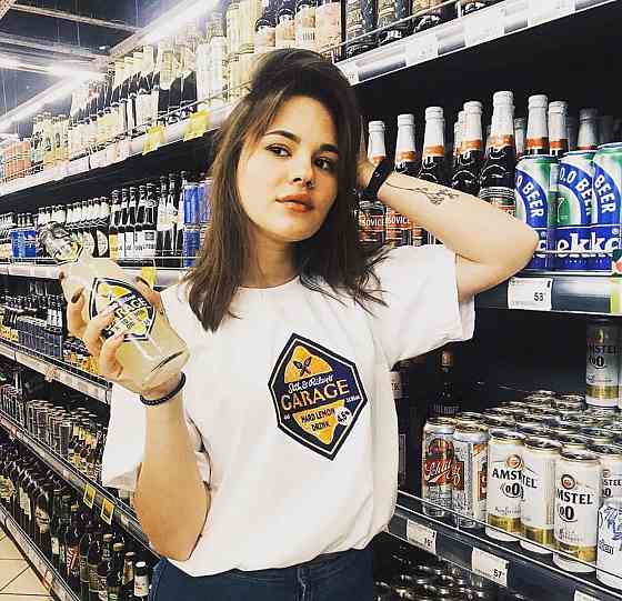 Жіноча футболка з написом — GARAGE! Чернівці