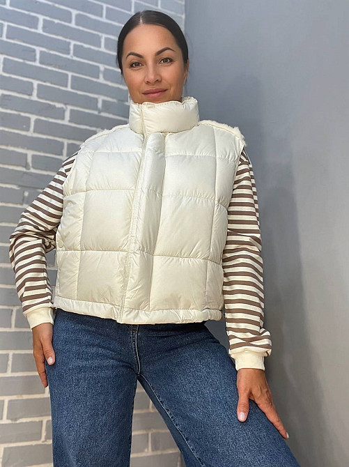 Жилетка женская Lady Yep 9039 стеганная короткая вставка из экокожи на спине молочная, молочний, 42 Киев - изображение 9