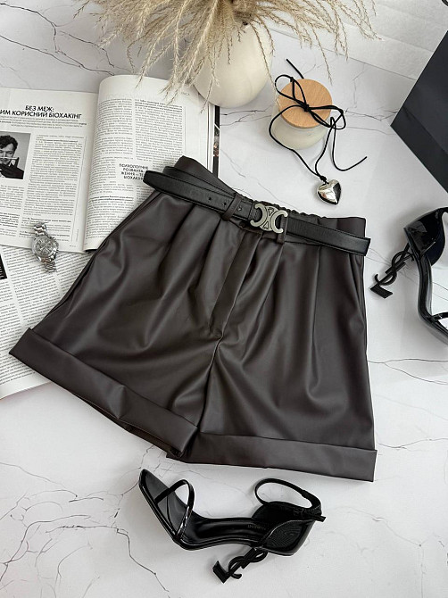 Женские базовые короткие шорты из экокожи Шоколад, 46/48 Одесса - изображение 5