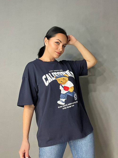 Футболка жіноча 25125 A-N оверсайз подовжена вільний крій з принтом ведмедик напис CALIFORNIA one size, темно-синій, one size Київ - фото 7
