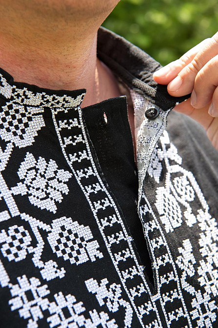 Мужская вышиванка с длинным рукавом черная с белой вышивкой, нарядная рубашка с вышивкой, мужские вышиванки Киев - изображение 3