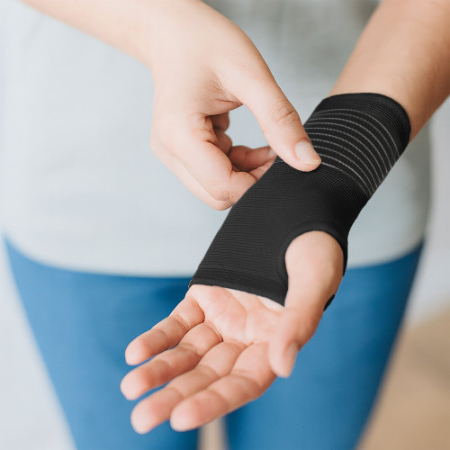 Фіксатор зап'ястя та долоні Gymtek розмір М чорний Київ - фото 3