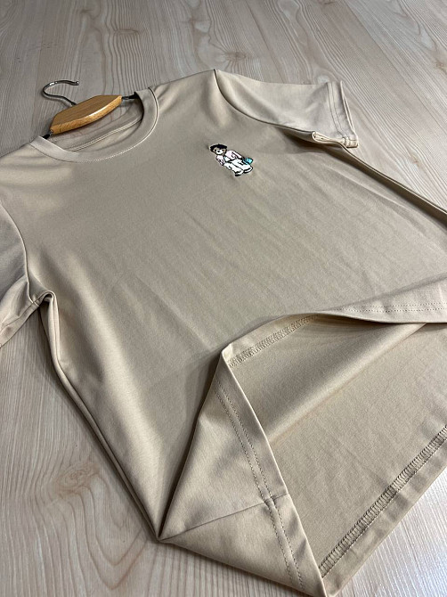 Футболка жіноча A-N 26001 базова однотонна з невеликою вишивкою ведмедик попереду середня довжина one size, бежевий, one size Київ - фото 2