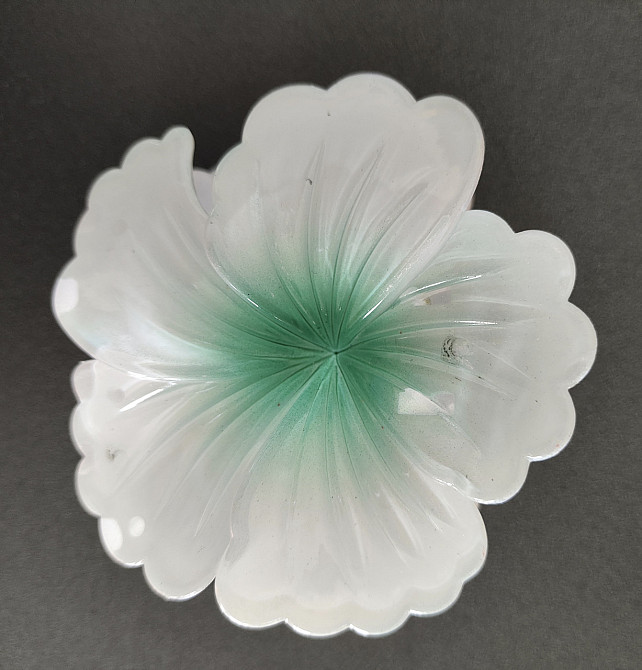 Заколка-крабік квітка Білий з зеленою серединкою Смела - изображение 1