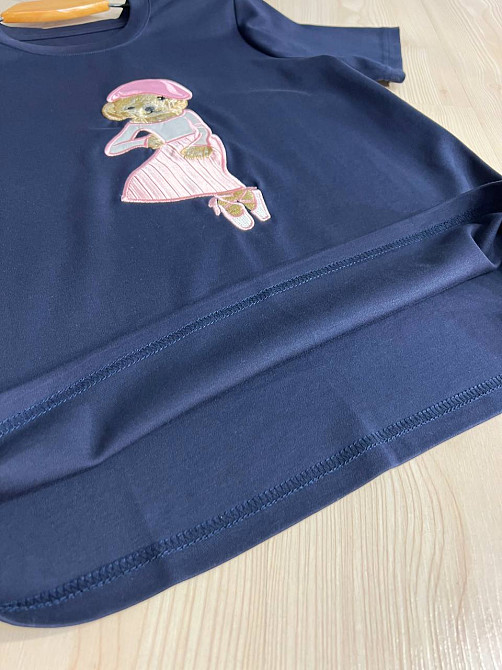 Футболка жіноча A-N 26009 нашивка ведмедик балерина попереду однотонна середня довжина базова one size, темно-синій, one size Київ - фото 16