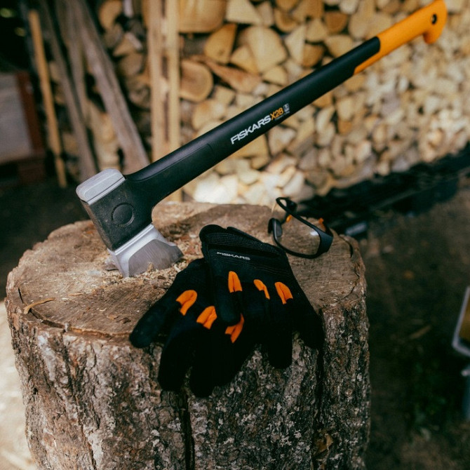Топор - колун с чехлом Fiskars 