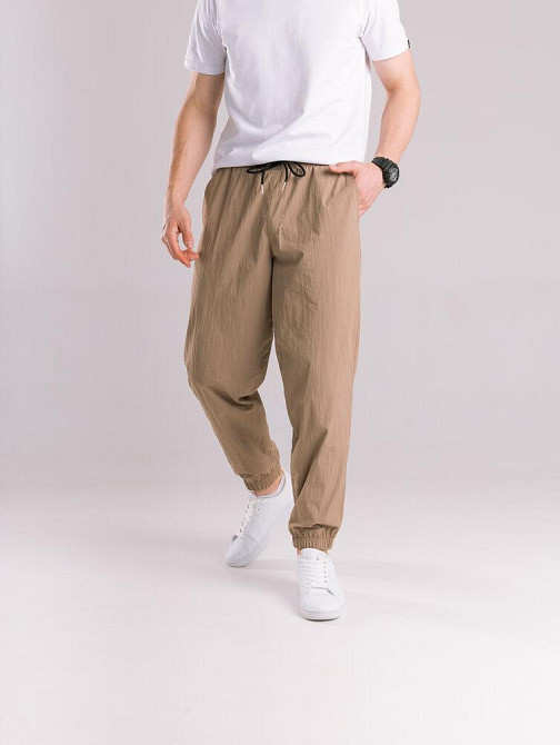 Чоловічі штани джогери з плащівки бежеві з кишенями Pobedov Ground Київ - фото 1