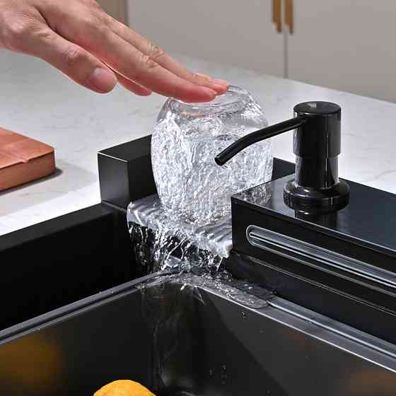 Кухонная мойка водопад Willda черная/Nano Black 68x46x22 см с панелью (561137022) Киев