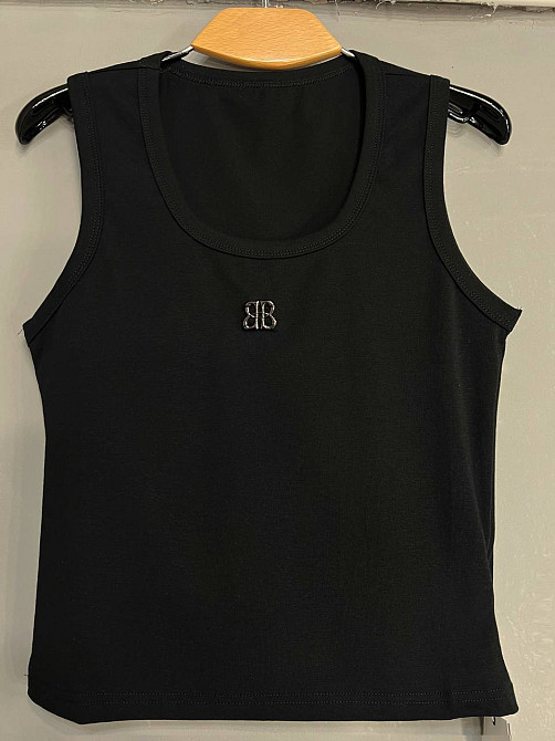 Майка женская A-N 25001 с широкими бретелями и металлическим значком буквы, черный, one size Киев - изображение 10