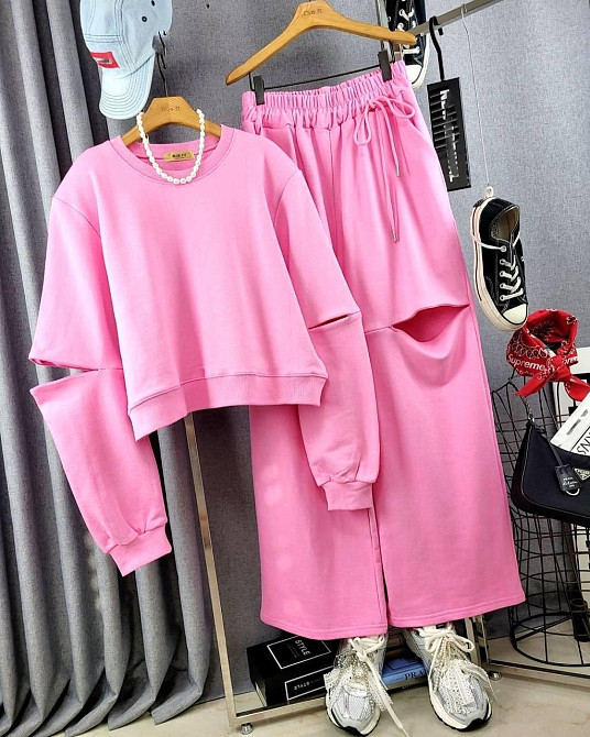 Женский стильный спортивный прогулочный костюм двойка с разрезами на кофте и брюках двунитка люкс + рибана Барби Одесса - изображение 1