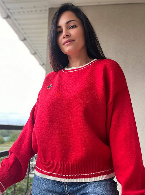 Светр жіночий A-N 6101 широкий оверсайз прикраса вензель попереду з камінням, червоний, one size Київ - фото 3