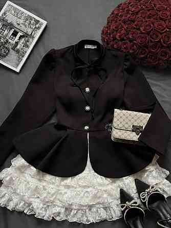 Женский романтичный костюм двойка: приталенный жакет костюмка с кружевной юбкой Одесса