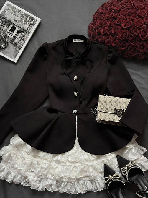 Женский романтичный костюм двойка: приталенный жакет костюмка с кружевной юбкой Одесса - изображение 5