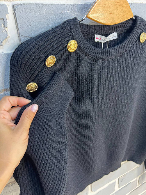Свитер женский MIX RAY 6733 золотые пуговицы на плечах укороченный свободный, черный, one size Киев - изображение 7
