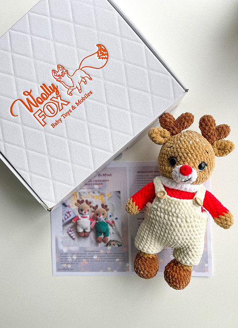 Набір для в'язання гачком "Різдвяний олень в комбінезоні" 28 см. Новорічний подарунок, різдвяний дек Київ - фото 4