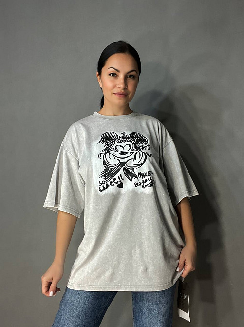 Футболка жіноча A-N 25008 оверсайз подовжена варена тай дай принт Міккі маус попереду з камінчиками one size, світло-сірий, one size Київ - фото 11