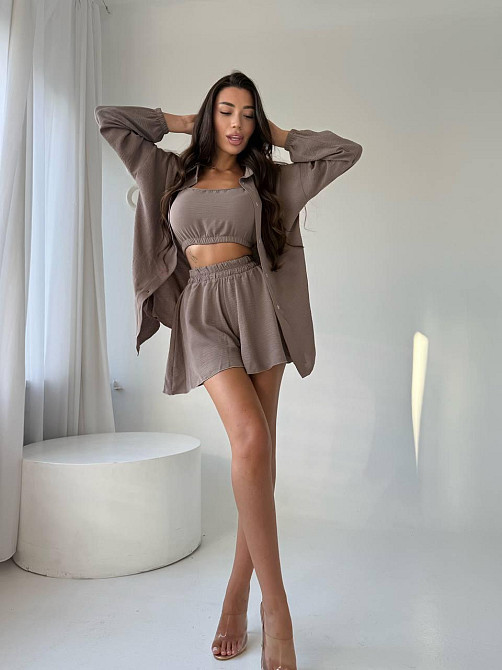 Женский летний прогулочный оверсайз костюм тройка: рубашка топ и шорты американский креп жатка Мокко Одесса - изображение 3