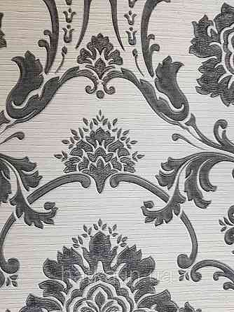 Шпалери вінілові на флізелін Grandeco Montana A45009 метрові вензелі чорні з сріблом на білому під тканина Київ
