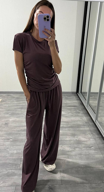 Жіночий прогулянковий оверсайз костюм-двійка: футболка та штани віскоза Шоколад Одеса - фото 8