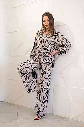 Свободный костюм с вырезом на спине 