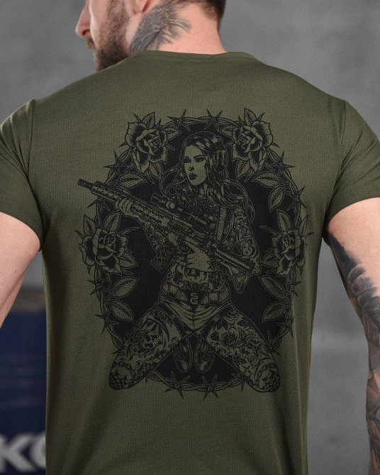 Футболка хакі дівчина з автоматом чоловіча принт кулмакс літня Одеса - фото 1