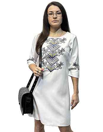 Женское белоснежное вышитое платье «Дерево жизни» с сине-желтым орнаментом Киев