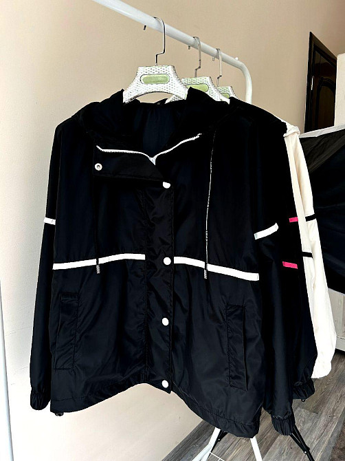 Женская ветровка оверсайз с двойным капюшоном плащевка эмми Черный, 48/52 Одесса - изображение 1