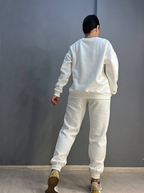 Костюм женский Quzen 399-488 спортивный утепленный свитшот с надписью оверсайз и брюки на резинке белый, белый, S Киев - изображение 3