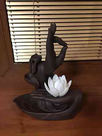 Керамическая подставка для благовоний RESTEQ — Водопад «Жидкий дым», Backflow, 165×78×212 мм, декор Руки с лотосом Киев