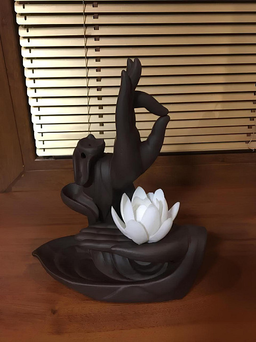 Керамическая подставка для благовоний RESTEQ — Водопад «Жидкий дым», Backflow, 165×78×212 мм, декор Руки с лотосом Киев - изображение 4