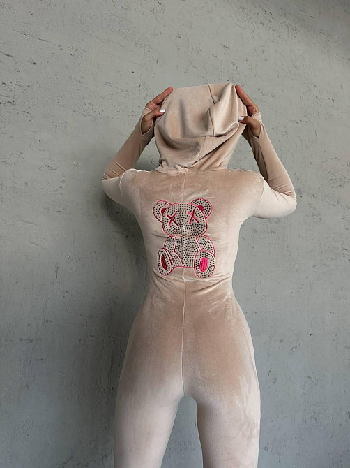 Женский облегающий комбинезон с вышивкой и камушками на спинке турецкий велюр Бежевый, 46/48 Одесса - изображение 10