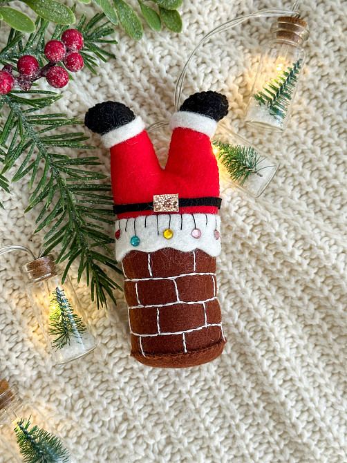 "Новорічна ялинкова прикраса з фетру ручної роботи - Санта застряг в димарі" Київ - фото 6