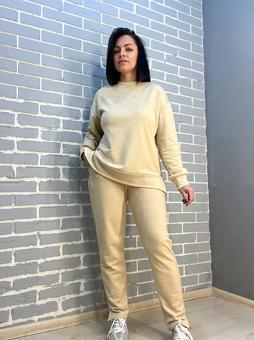 Костюм женский Joggy 8056-8057 брюки на резинке и свитшот с золотой надписью и разрезами по бокам бежевий, бежевый, L Киев - изображение 11