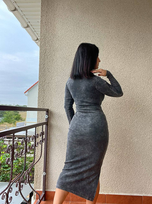 Платье женское Little Secret 400235 вареное тай дай длинное рубчик с разрезом облегающее серое, серый, one size Киев - изображение 16