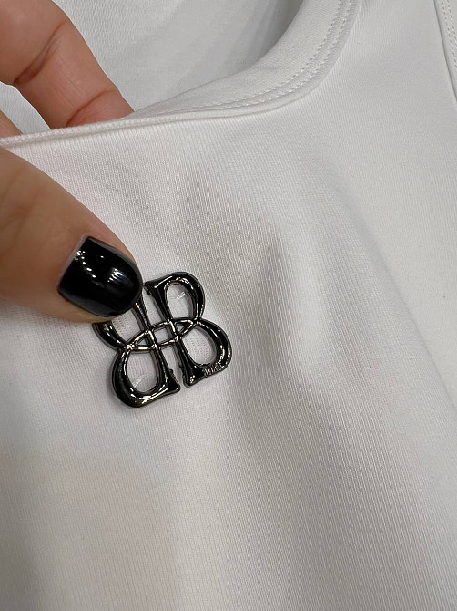 Майка женская A-N 25001 с широкими бретелями и металлическим значком буквы, белый, one size Киев - изображение 8