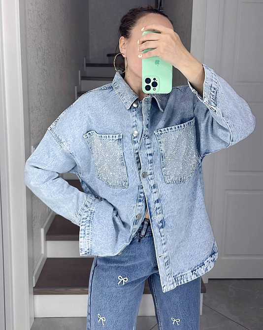 Жіноча джинсова куртка-сорочка вільного крою зі стразами 100% котон Одеса - фото 4