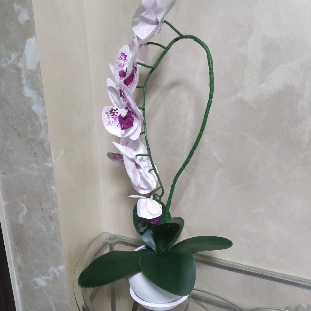 Штучна латексна орхідея VIP у білому керамічному кашпо на одну гілку біло-бузкова Дніпро - фото 4